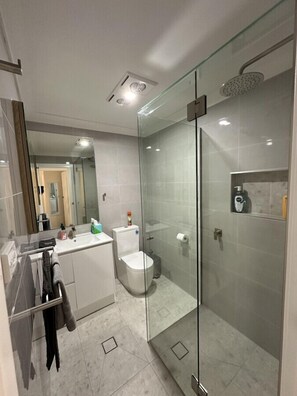 Sèche-cheveux, serviettes fournies