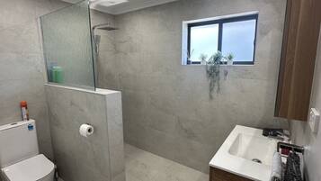 Secador de pelo, toallas