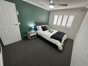 2 habitaciones, tabla de planchar con plancha, wifi y ropa de cama 