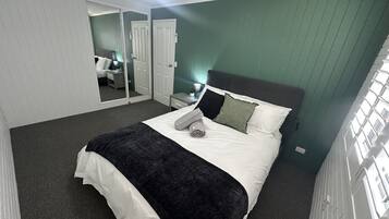 2 habitaciones, tabla de planchar con plancha, wifi y ropa de cama