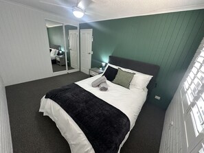 2 habitaciones, tabla de planchar con plancha, wifi y ropa de cama 