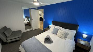 2 bedrooms, desk, iron/ironing board, WiFi