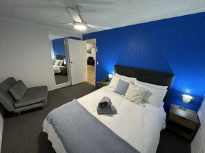 2 bedrooms, desk, iron/ironing board, WiFi