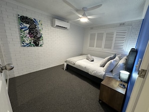 2 bedrooms, desk, iron/ironing board, WiFi