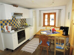 Een koelkast, een oven, een kookplaat, een vaatwasser