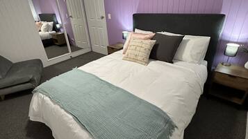 2 bedrooms, desk, iron/ironing board, WiFi