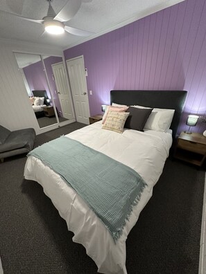 2 bedrooms, desk, iron/ironing board, WiFi