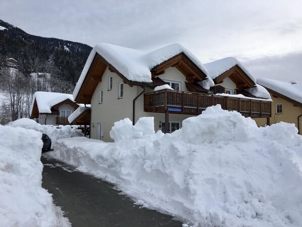 A chalet-style building with a wooden balcony, surrounded by snow. - Lovely chalet with a garden near the ski slope (Kötschach-Mauthen)
