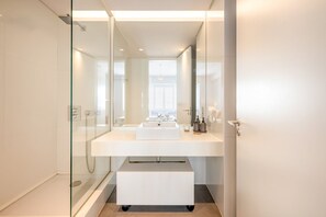 Douche, sèche-cheveux, serviettes fournies, savon
