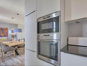 Køleskab, mikrobølgeovn, ovn, kogeplade