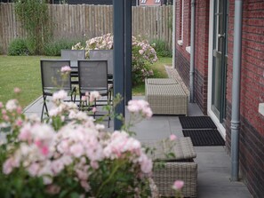 Outdoor dining - Luxury stay with sauna, spa-bath near the beach (Colijnsplaat)