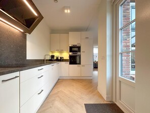 Frigorífico, microondas, horno y placa de cocina