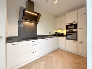 Een koelkast, een microgolfoven, een oven, een kookplaat