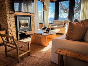 TV, fireplace