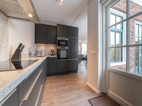 Een koelkast, een microgolfoven, een oven, een kookplaat