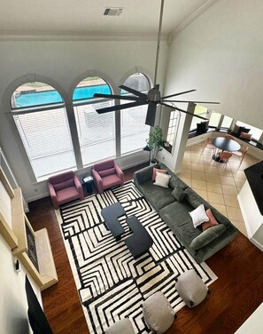 Televisie, een open haard en een kantoor