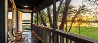 Charming 2BR Lakeside Guest House