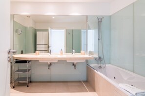 Douche, séchoir à cheveux, serviettes fournies, savon