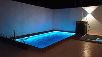 Una piscina al aire libre, una piscina climatizada