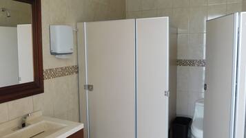 Doccia, asciugamani, sapone, carta igienica