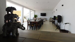 A spacious living area with a dining table, chairs, a TV, and a speaker system. - Los Laureles Country House with a Swimming Pool in Tequila (10 min. from Cantaritos El Güero) (Tequila)