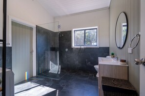 Shower, hair dryer, towels, soap - Honeybreeze - Scenic riverfront country farm (Pipeclay)