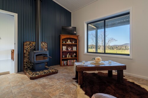 Honeybreeze - Scenic riverfront country farm