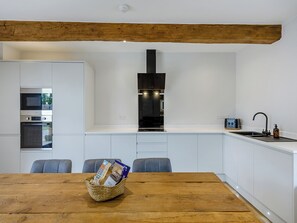 Dishwasher, highchair - 3 bedroom accommodation in East Firsby (East Firsby)