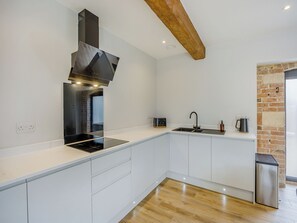 Dishwasher, highchair - 3 bedroom accommodation in East Firsby (East Firsby)