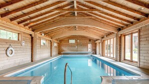 Ein Hallenbad mit Holzwänden und hoher Decke.