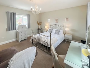 2 bedrooms, free WiFi - 2 bedroom accommodation in Harvel, near Meopham (Harvel, near Meopham)