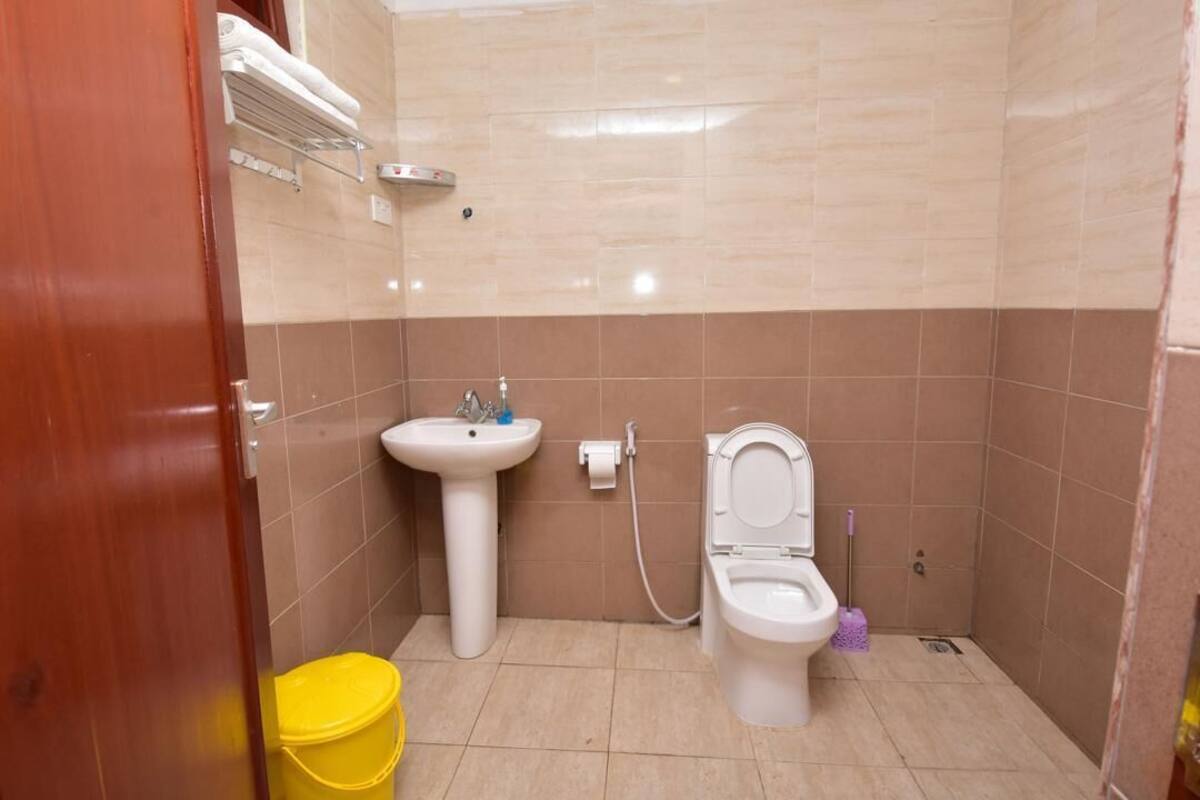 Douche, articles de toilette (gratuits), pantoufles, bidet