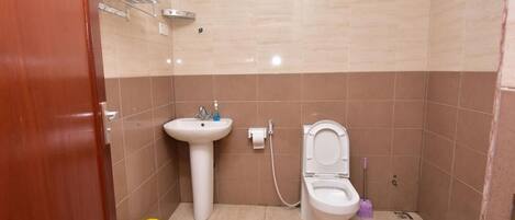 Douche, articles de toilette gratuits, chaussons, serviettes fournies