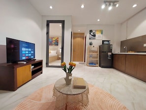 Familienstudio, Stadtblick | Wohnbereich | 30-Zoll-LCD-Fernseher mit Kabelempfang