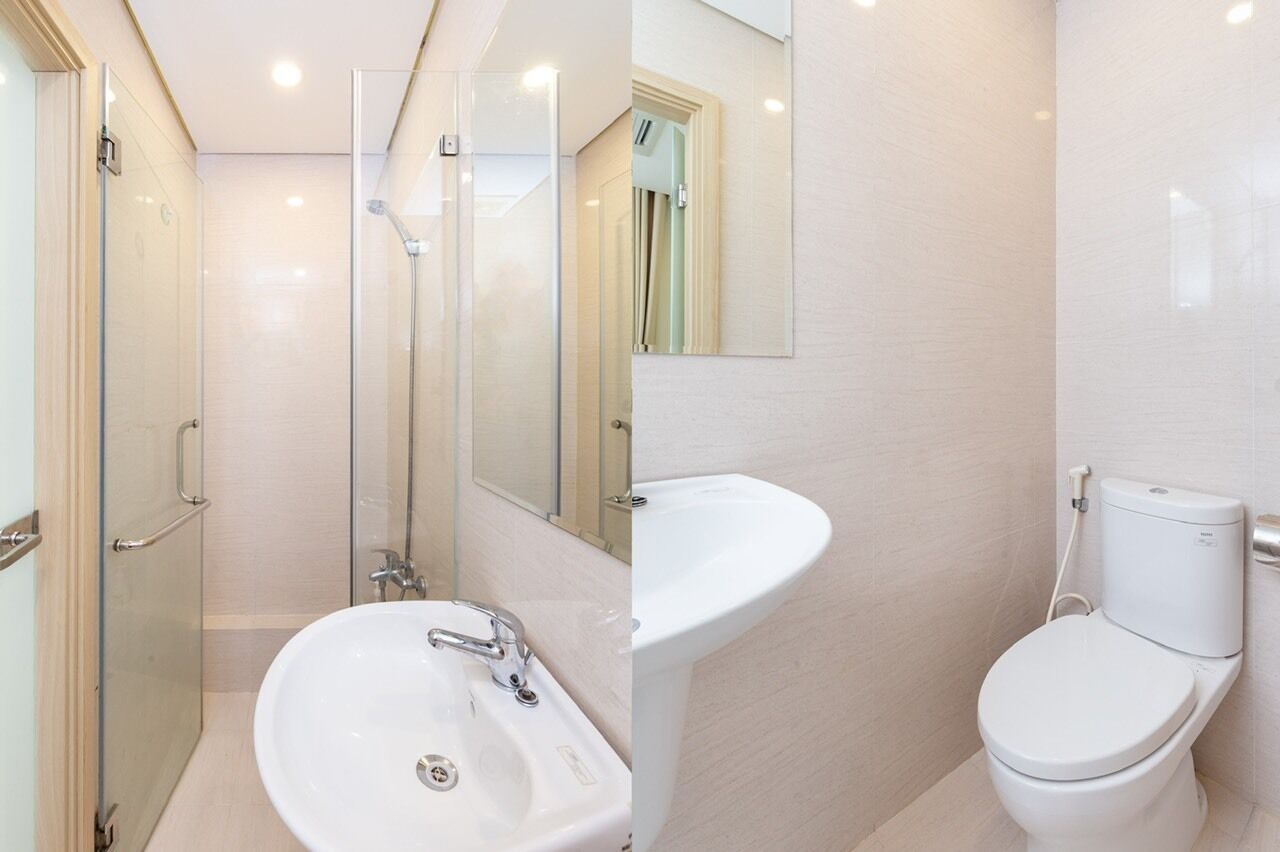 Une salle de bain moderne avec une douche à parois de verre, un lavabo blanc et des toilettes.