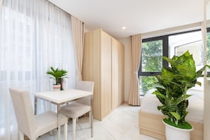 Deluxe-Doppelzimmer, Stadtblick | Hochwertige Bettwaren, Pillowtop-Betten, individuell dekoriert