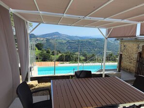 Outdoor dining - GrazieSole Farmhouse whole house exclusively, facing the Sibillini Mountains (Penna San Giovanni)