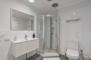 Dusche, Haartrockner, Handtücher, Seife