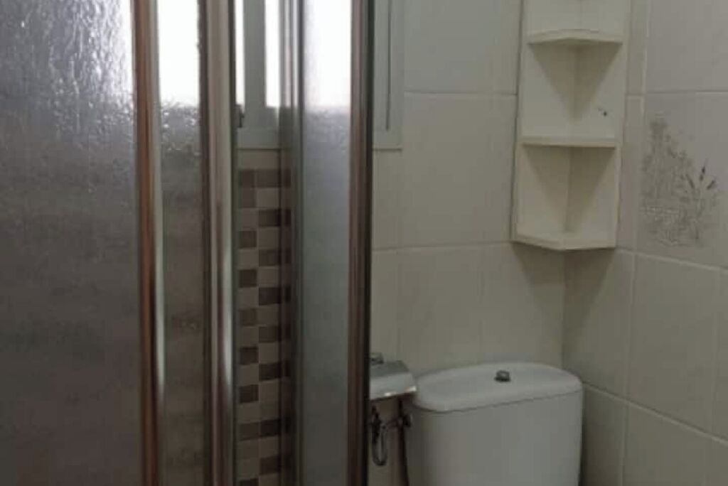 Een douche, een haardroger, handdoeken, zeep