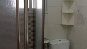 Een douche, een haardroger, handdoeken, zeep