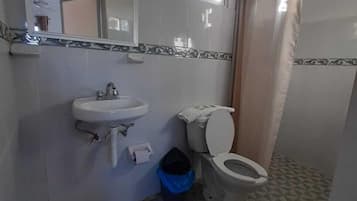 Comfort Room | Desk, free WiFi