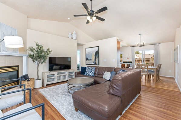 Smart TV, fireplace - SE Boise Home | 4 Beds | Near Micron | Smart TVs | Pet Friendly | Midterm Ready (Boise)