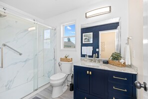 Shower, hair dryer, bidet, towels