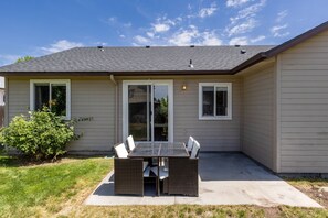 Outdoor dining - SE Boise Home | 4 Beds | Near Micron | Smart TVs | Pet Friendly | Midterm Ready (Boise)