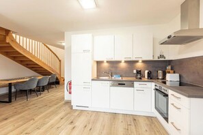 Fridge, oven, stovetop, dishwasher