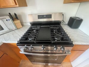 ثلاجة، ميكروويف، فرن، موقد طهي مسطح