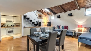 Un intérieur moderne comprenant un coin repas, une cuisine et un espace de vie.