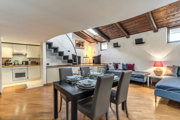 A modern interior with a dining area, kitchen, and living space. - Loft in downtown (Roma)