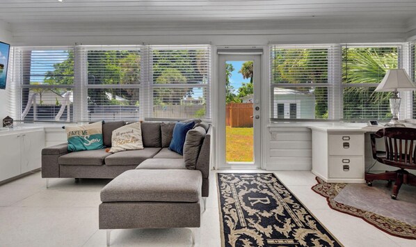 Smart TV, books, offices - Casa Vabin: Lap Pool, Modern "Old Florida" Charm (West Palm Beach)