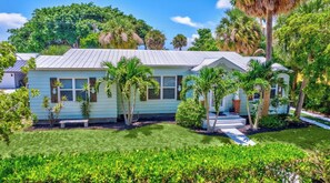 Exterior - Casa Vabin: Lap Pool, Modern "Old Florida" Charm (West Palm Beach)